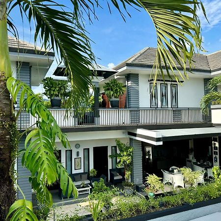 Villa Rumah Putih Abu Abu Senggigi Exterior photo