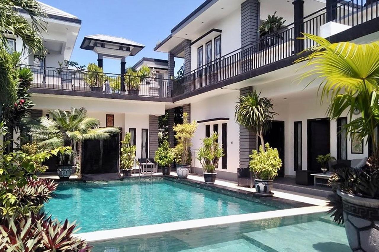 Villa Rumah Putih Abu Abu Senggigi Exterior photo