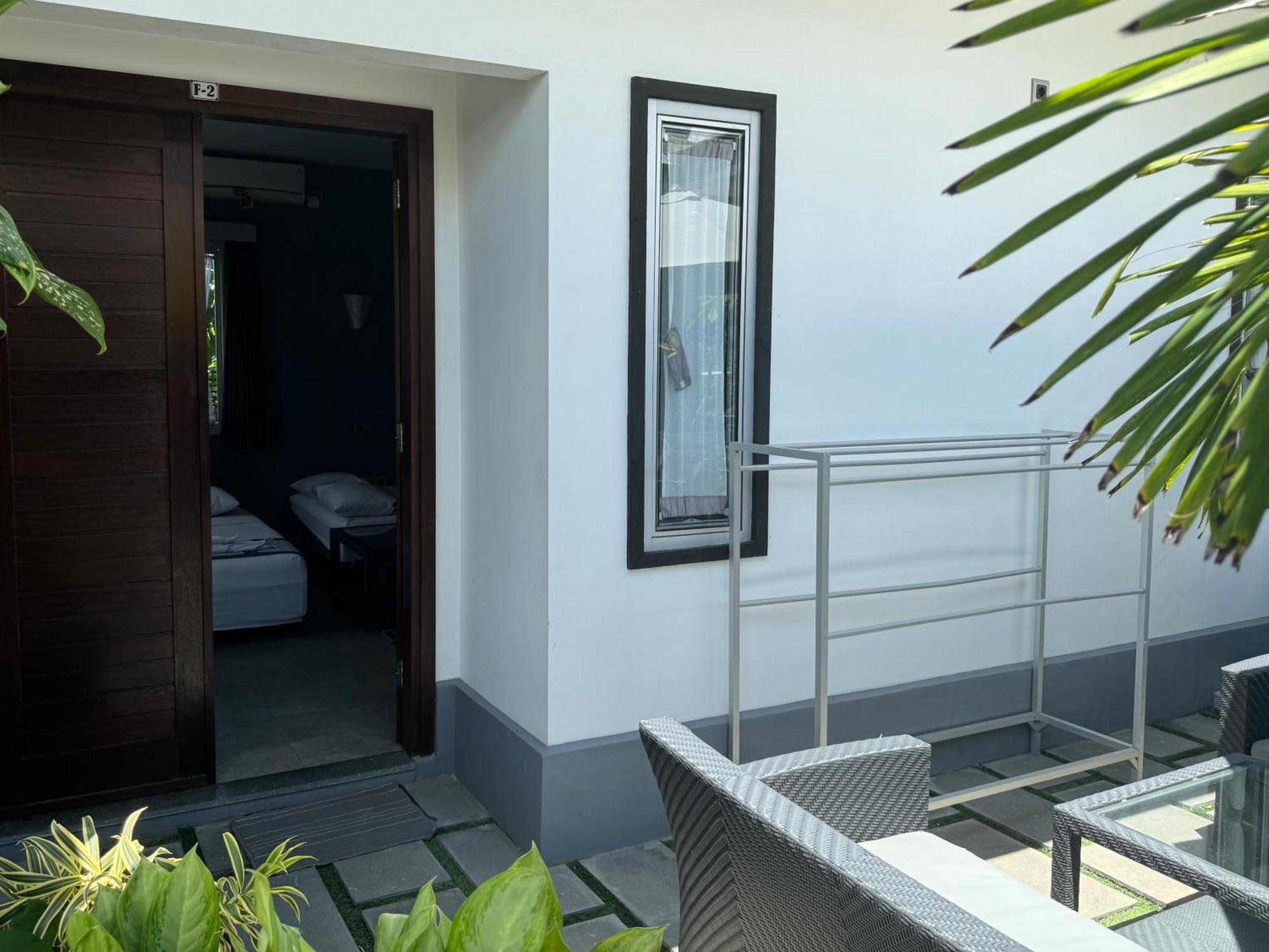Villa Rumah Putih Abu Abu Senggigi Exterior photo