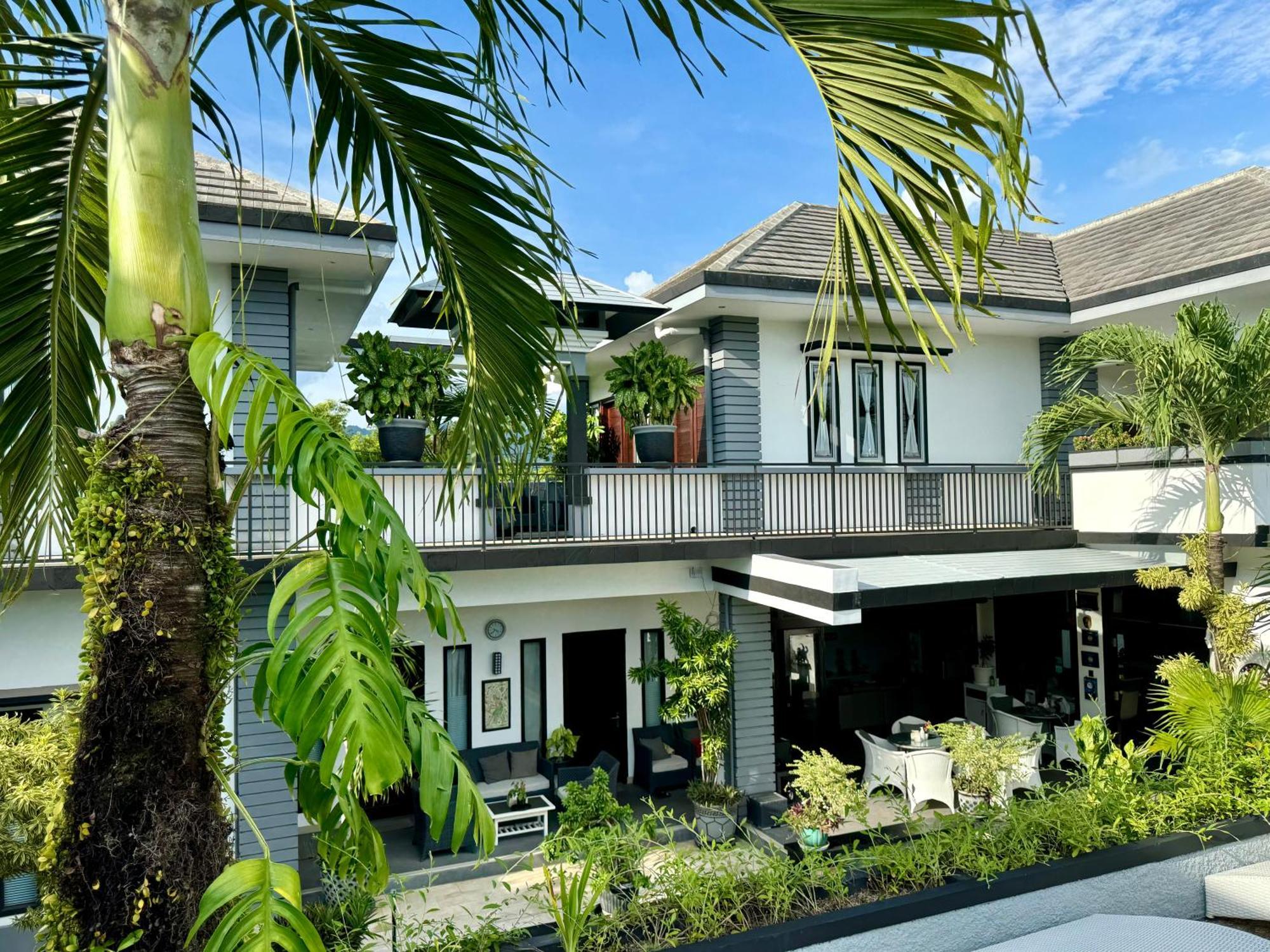 Villa Rumah Putih Abu Abu Senggigi Exterior photo