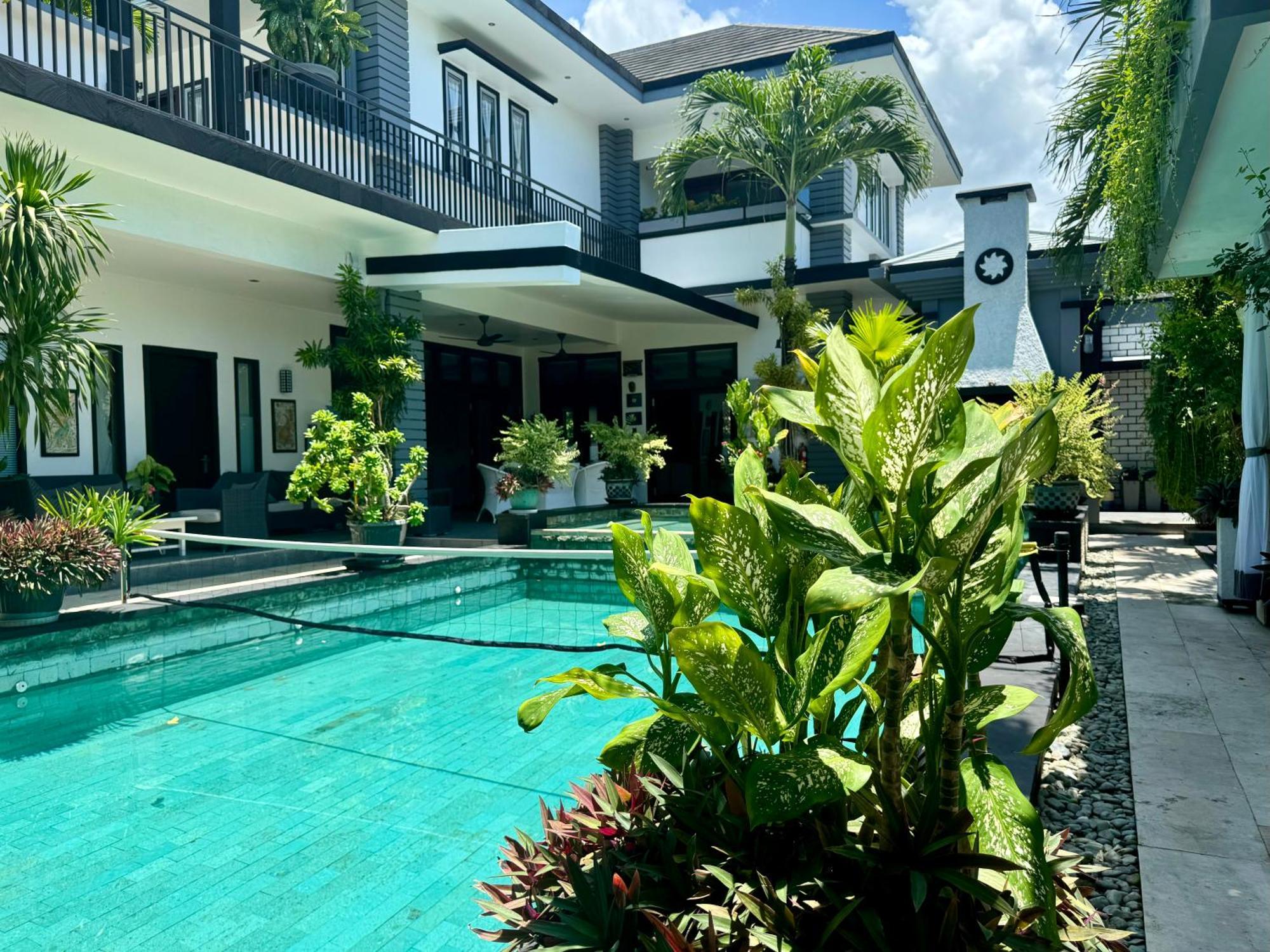 Villa Rumah Putih Abu Abu Senggigi Exterior photo