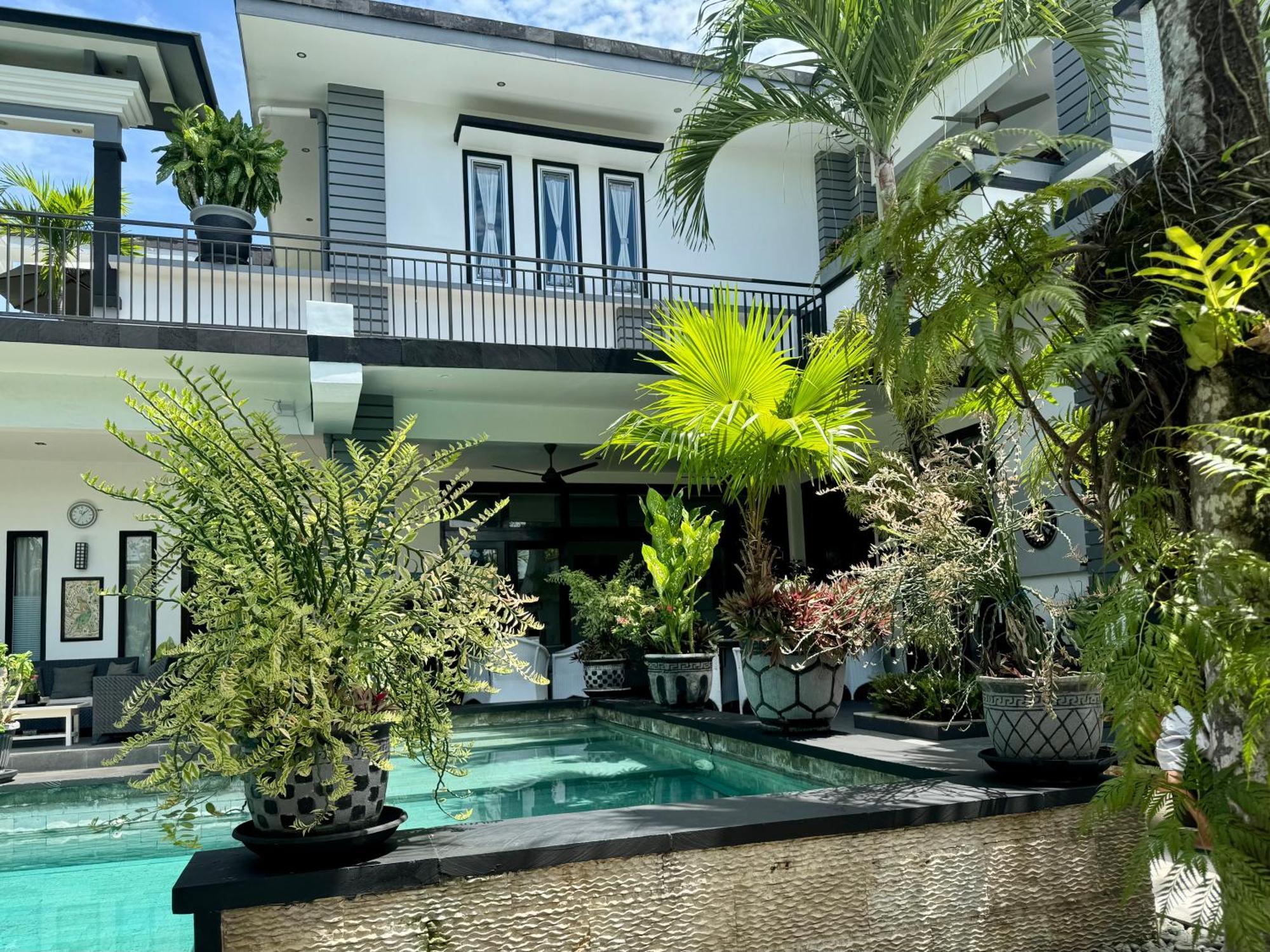 Villa Rumah Putih Abu Abu Senggigi Exterior photo
