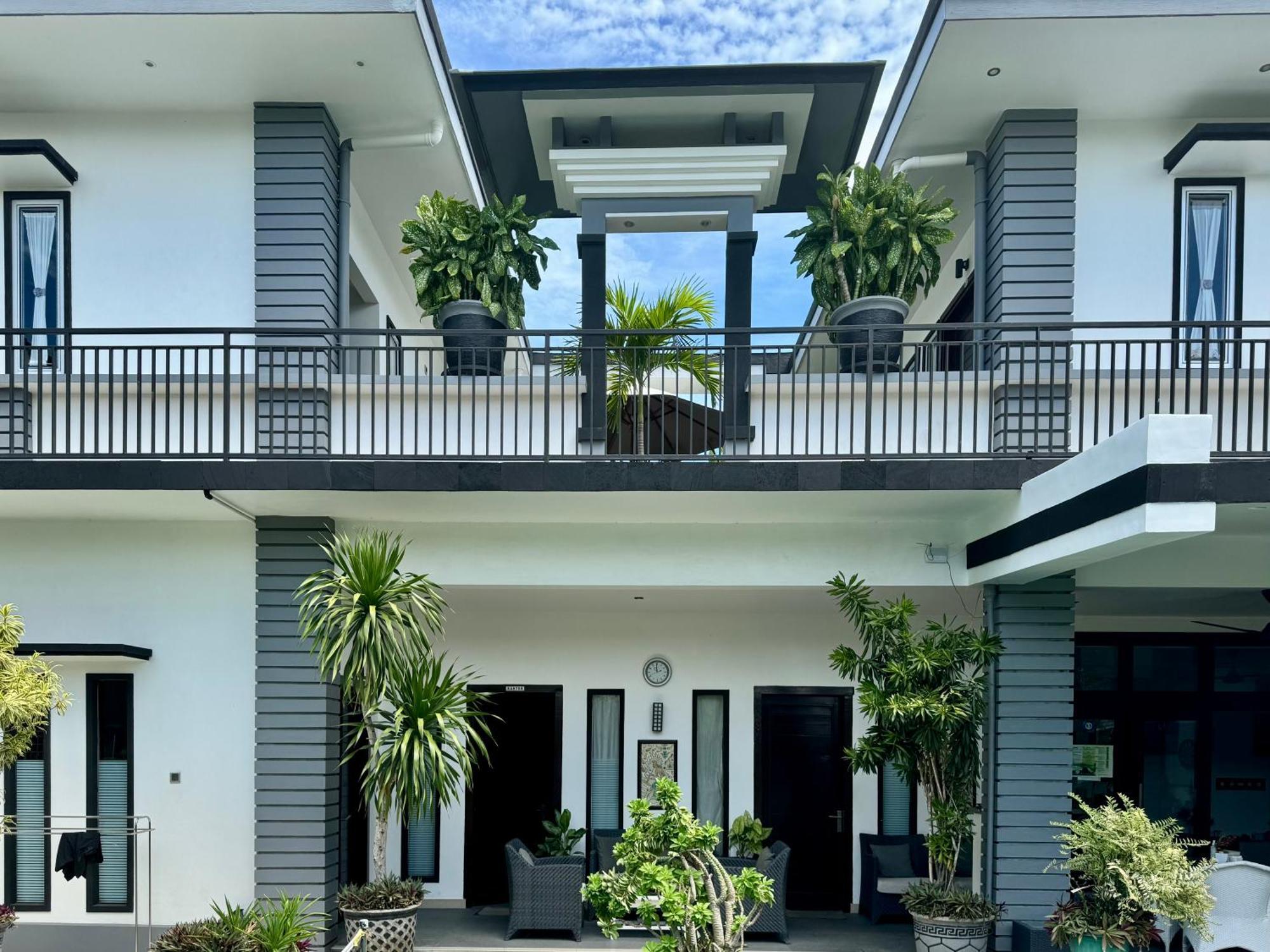 Villa Rumah Putih Abu Abu Senggigi Exterior photo