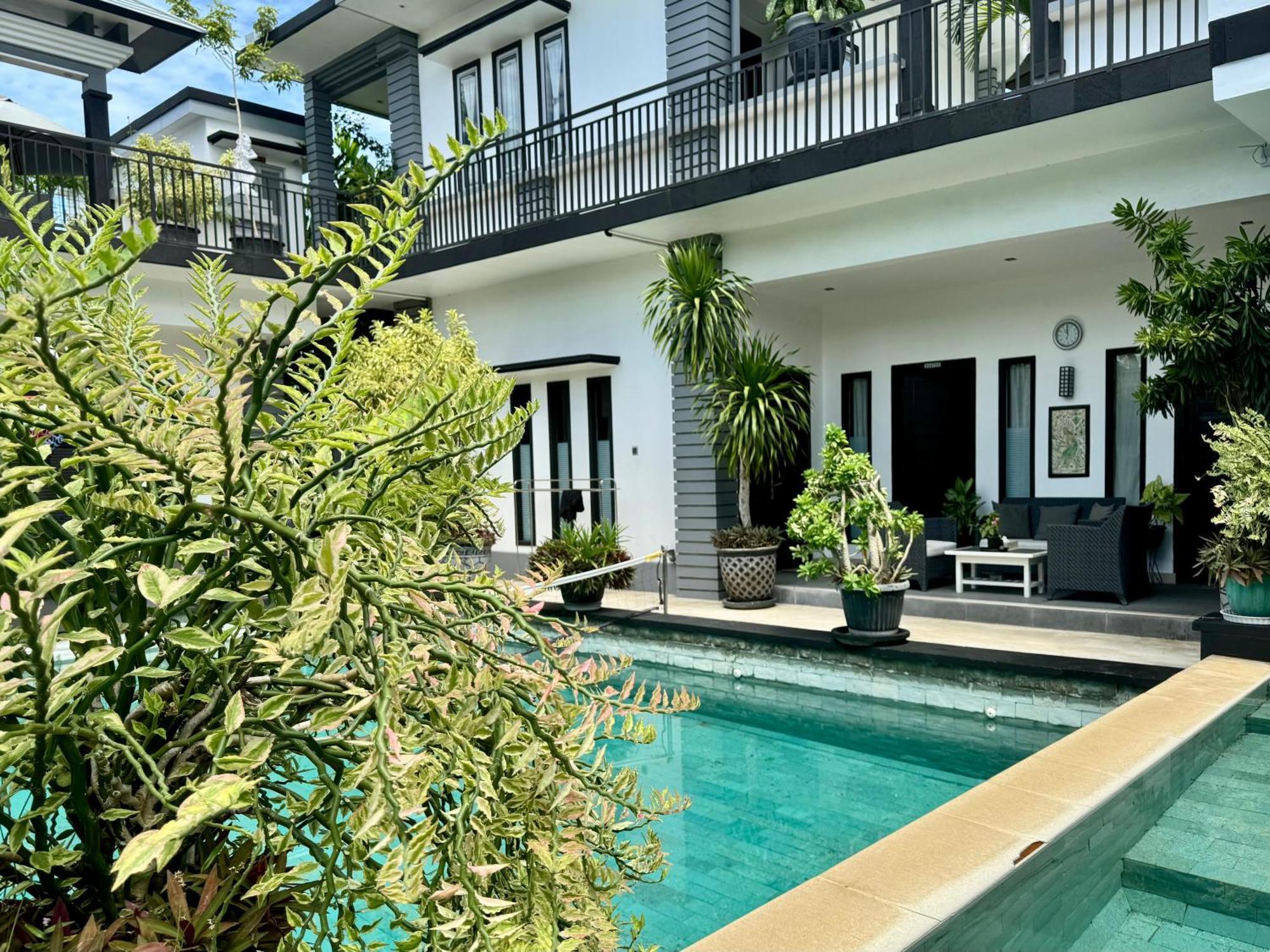 Villa Rumah Putih Abu Abu Senggigi Exterior photo