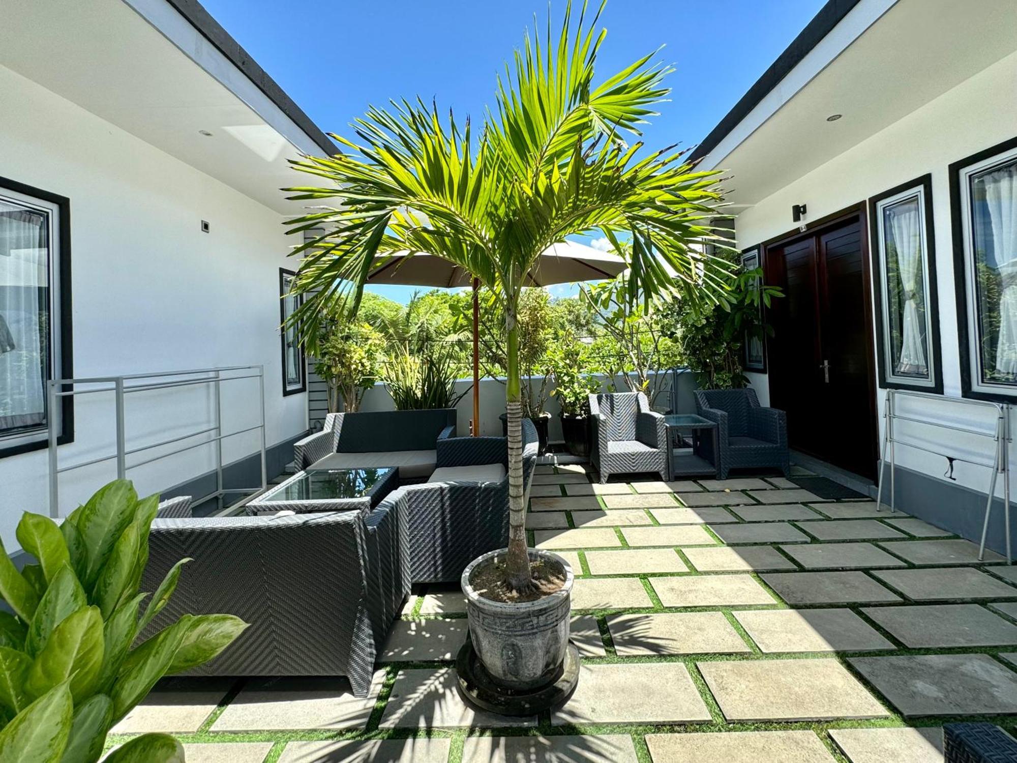 Villa Rumah Putih Abu Abu Senggigi Exterior photo