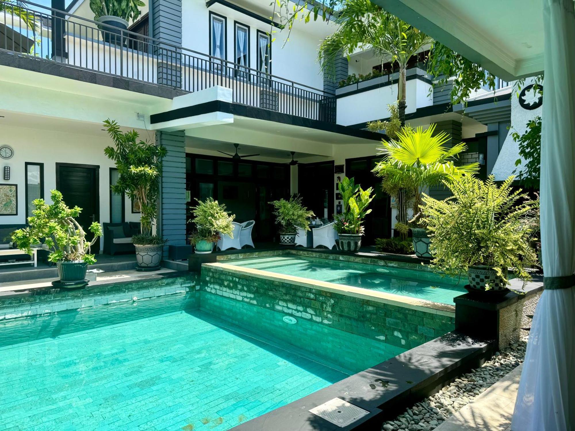 Villa Rumah Putih Abu Abu Senggigi Exterior photo