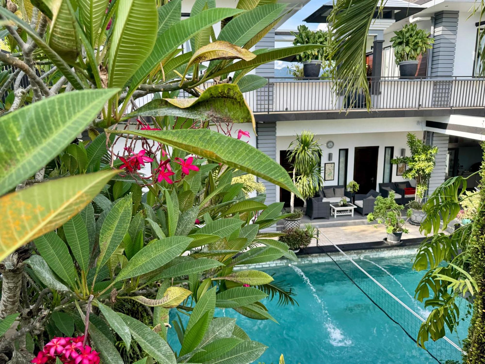 Villa Rumah Putih Abu Abu Senggigi Exterior photo