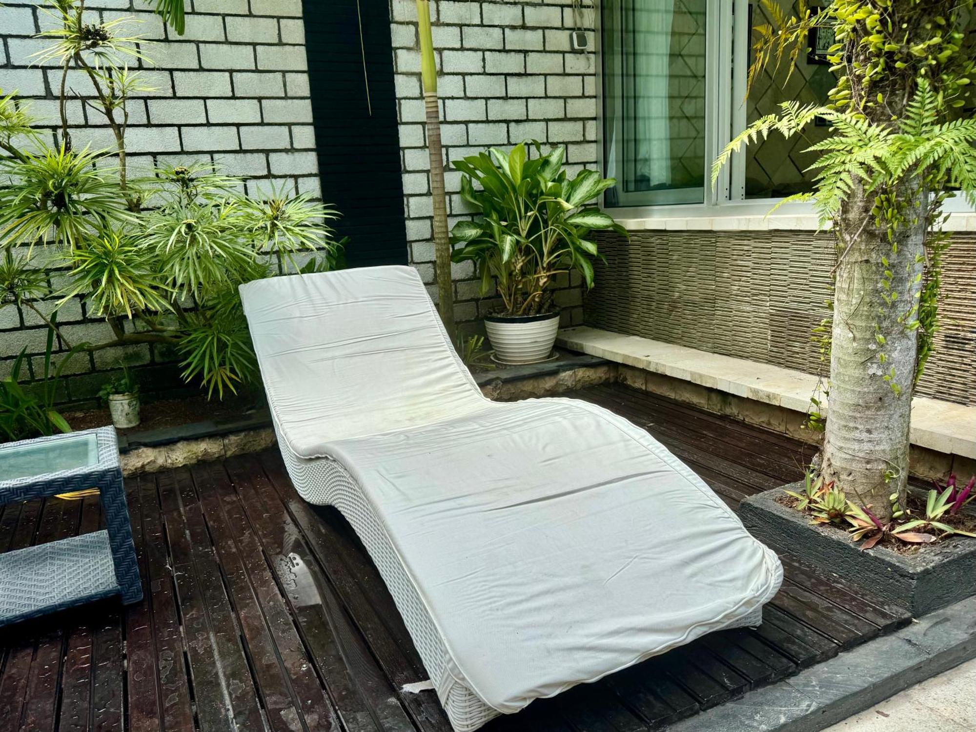 Villa Rumah Putih Abu Abu Senggigi Exterior photo