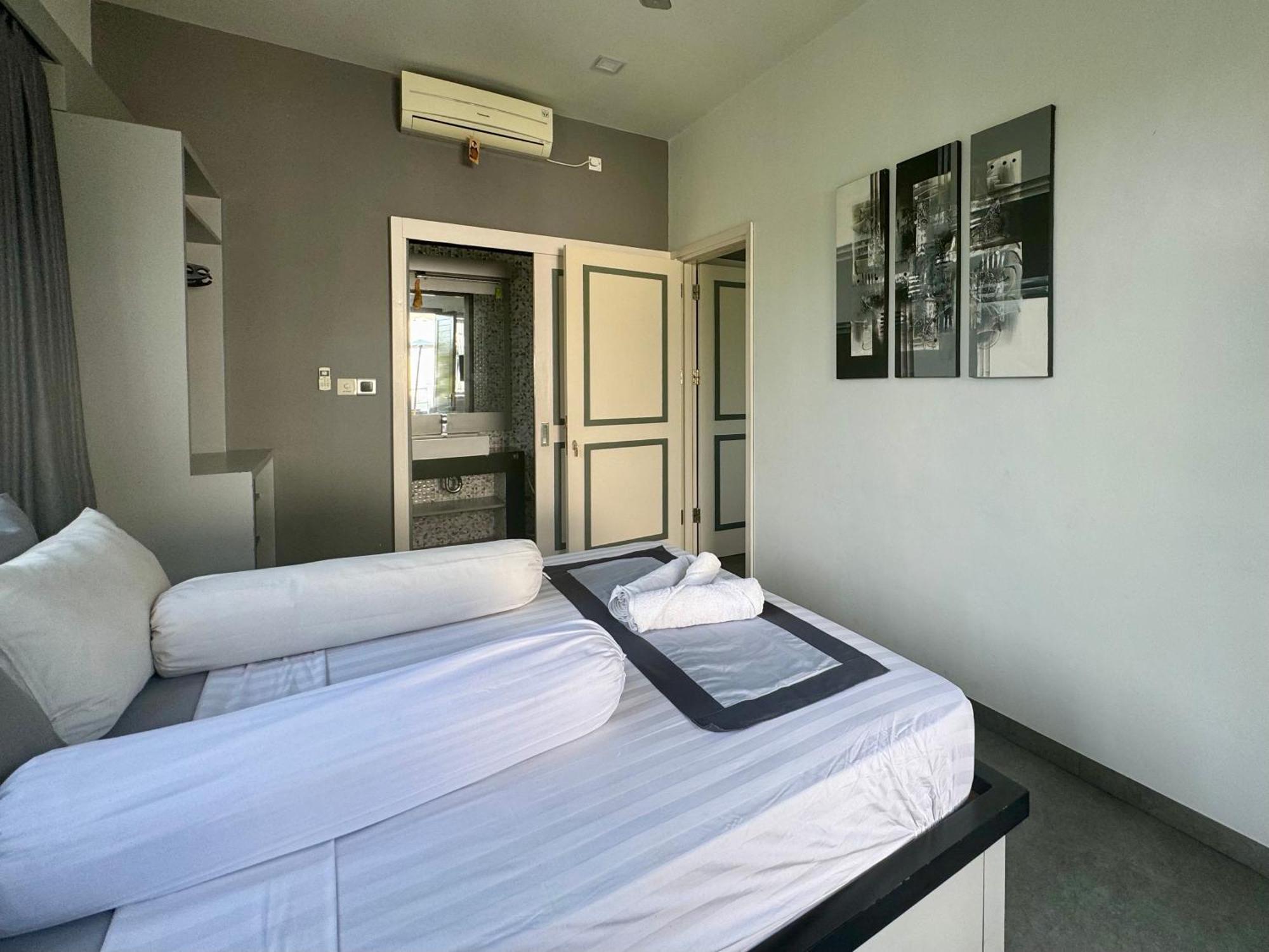 Villa Rumah Putih Abu Abu Senggigi Exterior photo