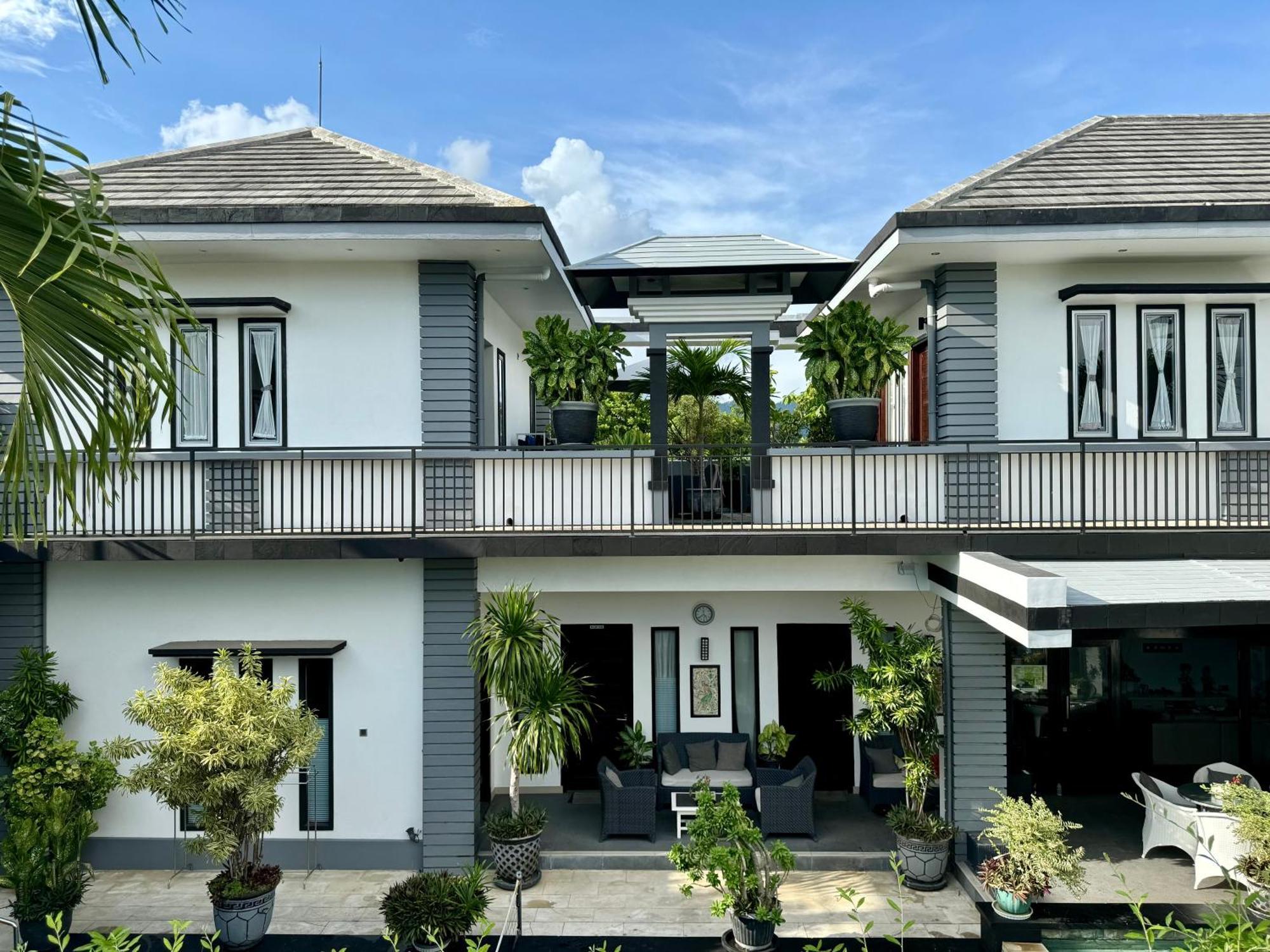 Villa Rumah Putih Abu Abu Senggigi Exterior photo