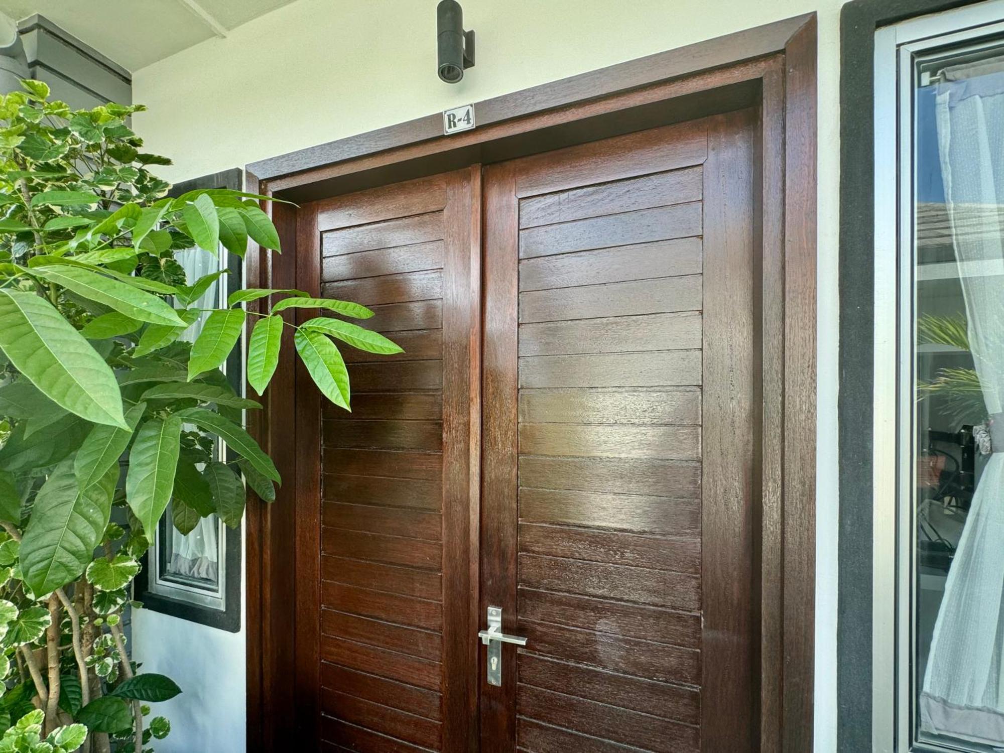 Villa Rumah Putih Abu Abu Senggigi Exterior photo