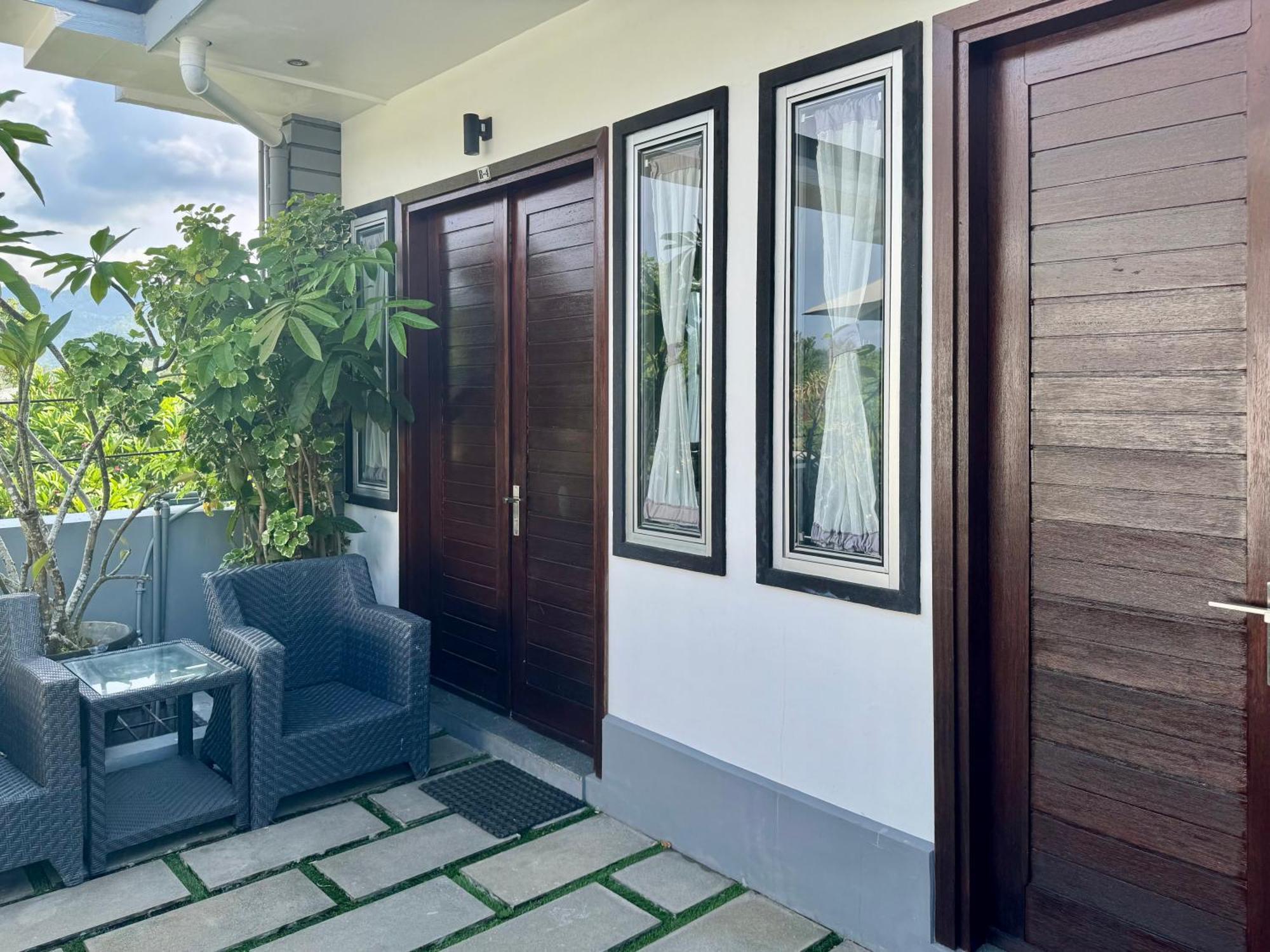 Villa Rumah Putih Abu Abu Senggigi Exterior photo