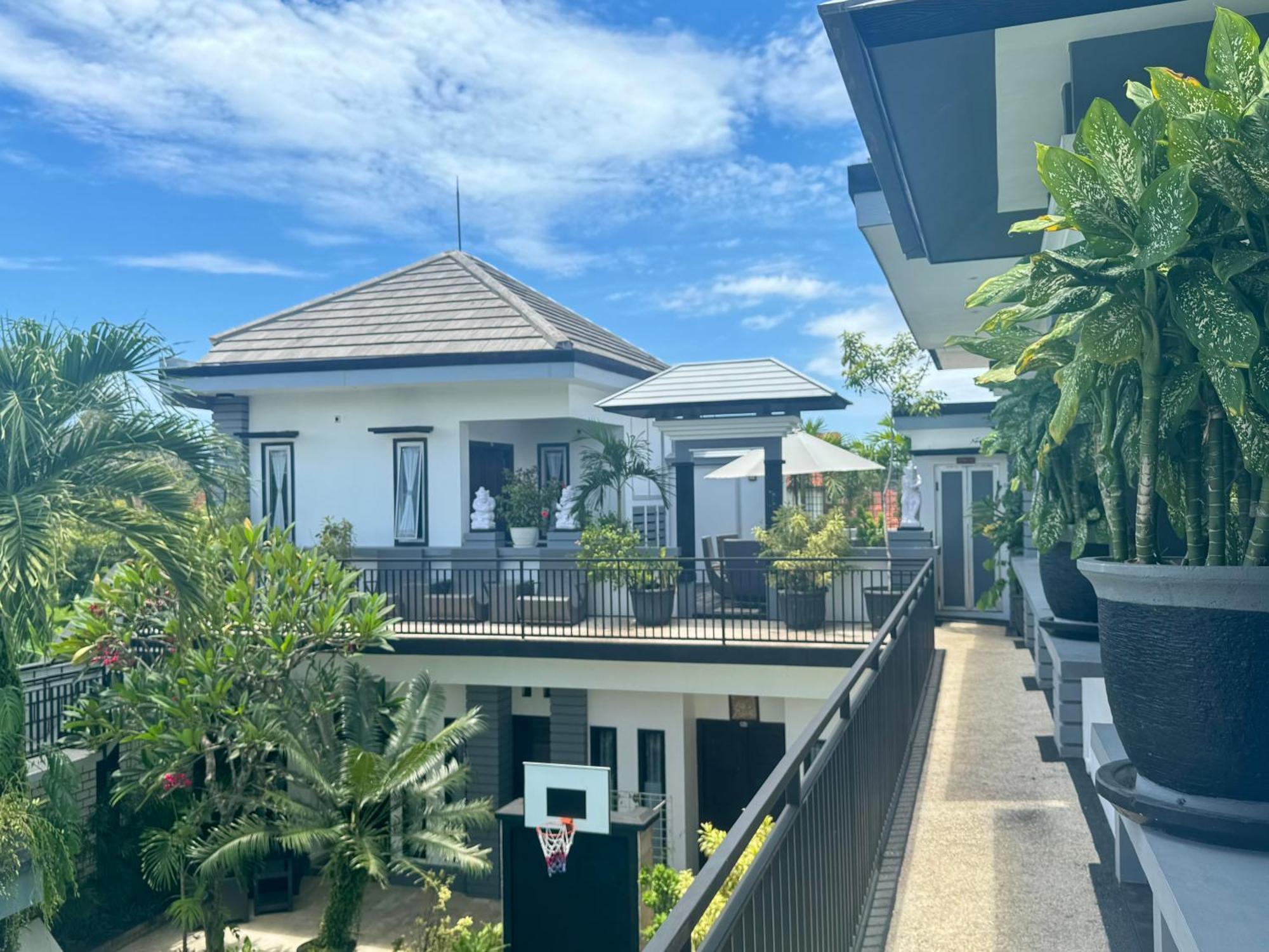 Villa Rumah Putih Abu Abu Senggigi Exterior photo