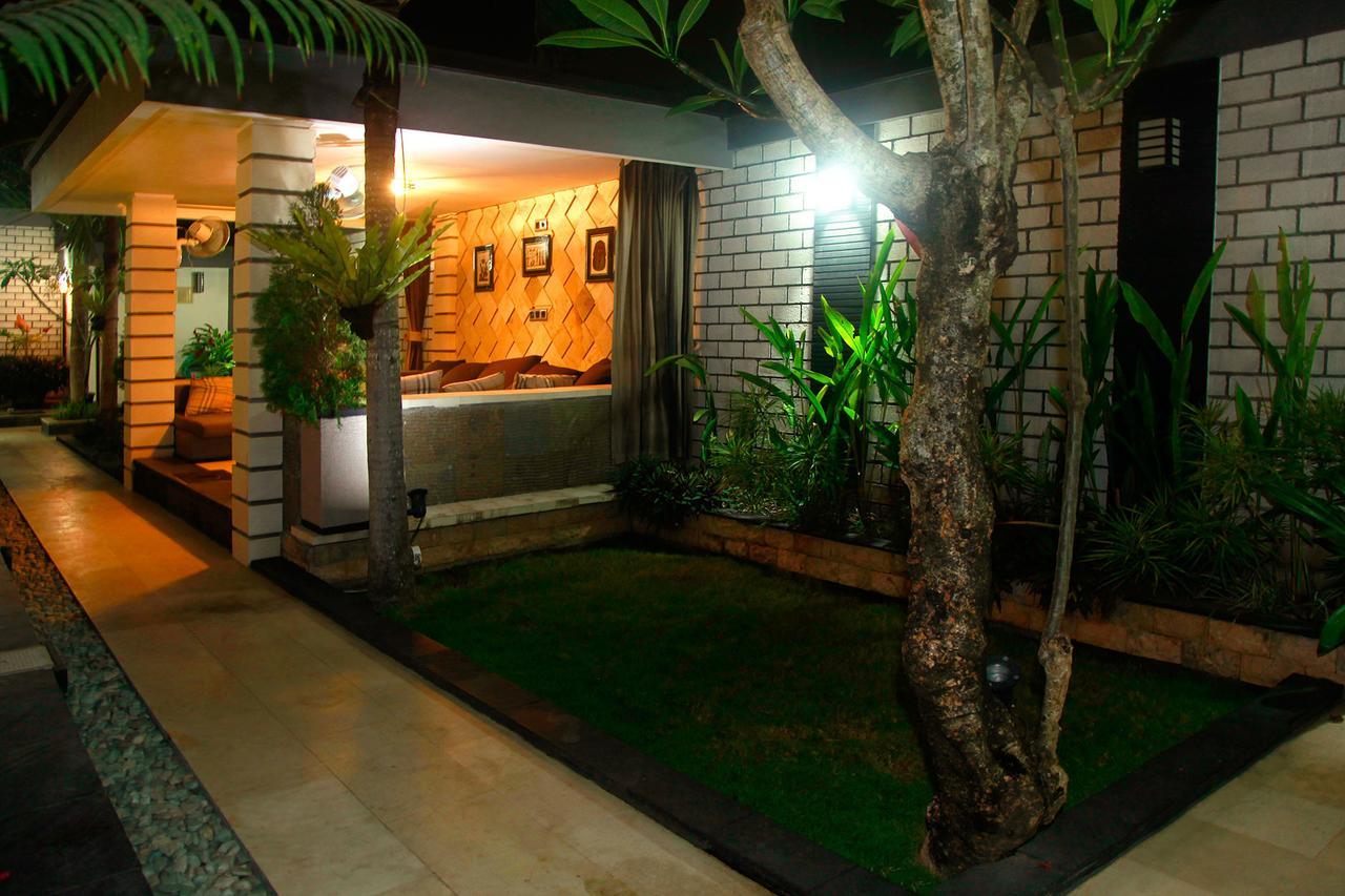 Villa Rumah Putih Abu Abu Senggigi Exterior photo